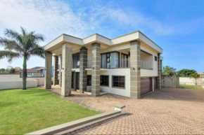 Stunning and Spacious Sheffield beach home!